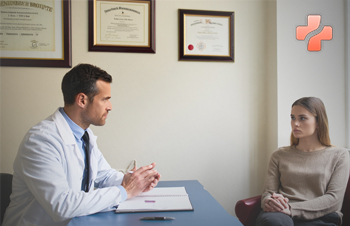 Пациент слушает наставление врача